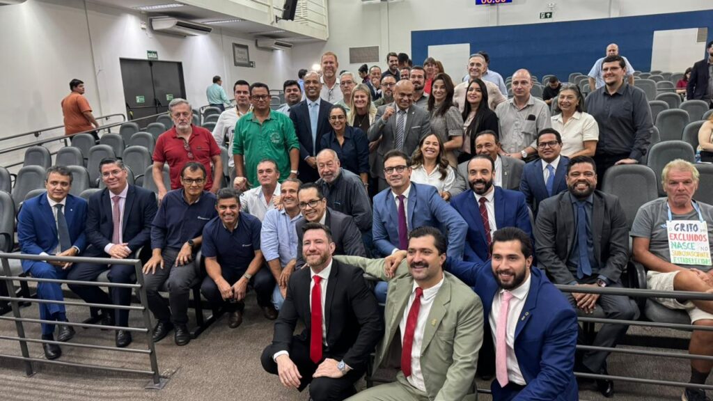 Landmark, vereadores e empresários após a votação. Foto: Pedro Roque