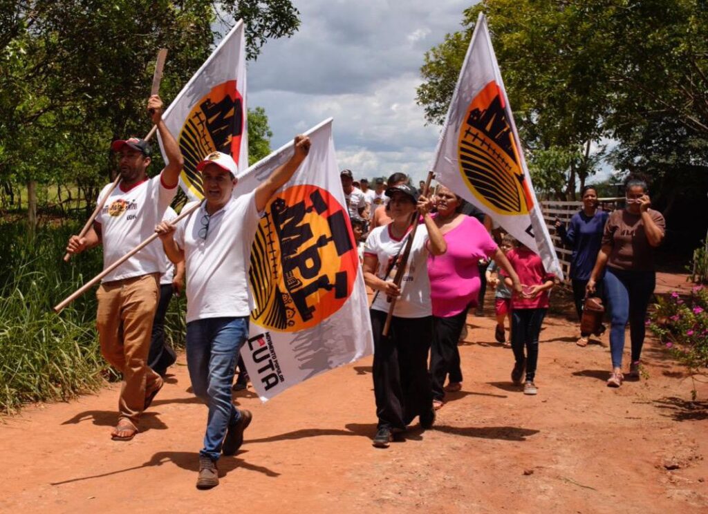 Vereador em caminhada com companheiros do MPL. Foto: Pedro Roque