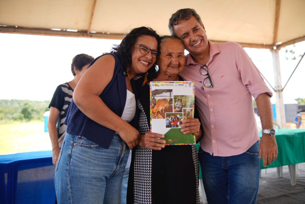 Vereador Landmark ao lado da deputada Gleice Jane e da Dona Celina,assentada. Foto: Pedro Roque