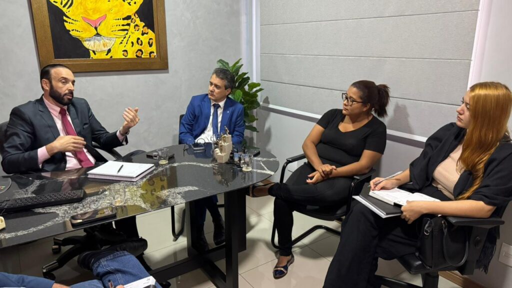 Reunião foi realizada no gabinete do vereador Professor Juari. Foto: Pedro Roque