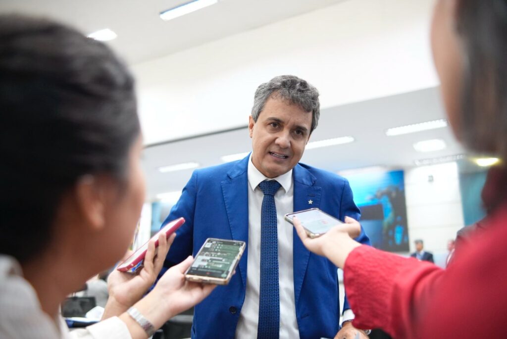 Vereador fala com imprensa durante sessão na Câmara Municipal. Foto: Pedro Roque