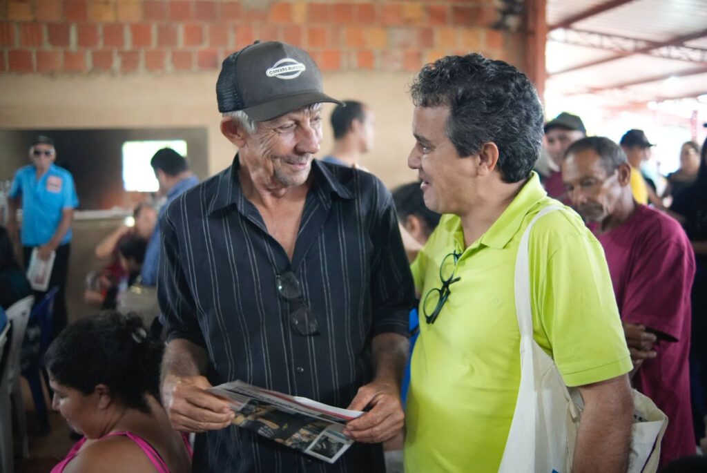 Landmark fala com morador. Foto: Pedro Roque