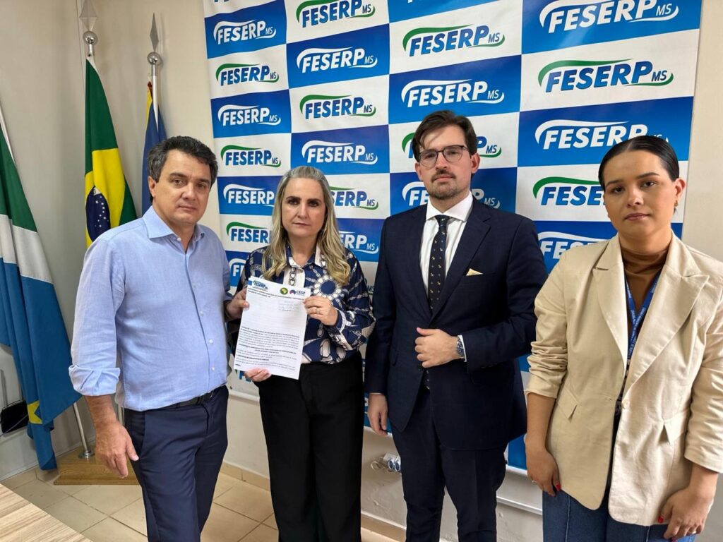 Landmark ao lado de Lilian, da Feserp, e assessores. Foto: Pedro Roque