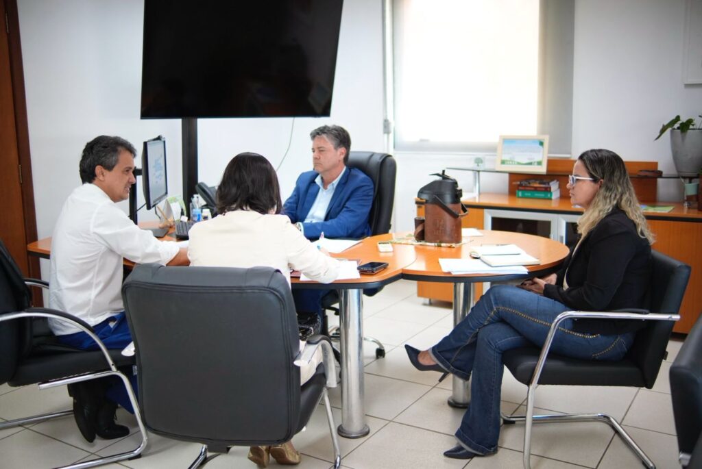 Landmar reunido com Ademar, na Semades. Foto: Pedro Roque