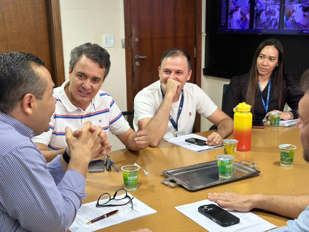 Landmark ao lado de Jader, do Conselho Municipal de Saúde, em reunião na Sesau. Foto: Pedro Roque