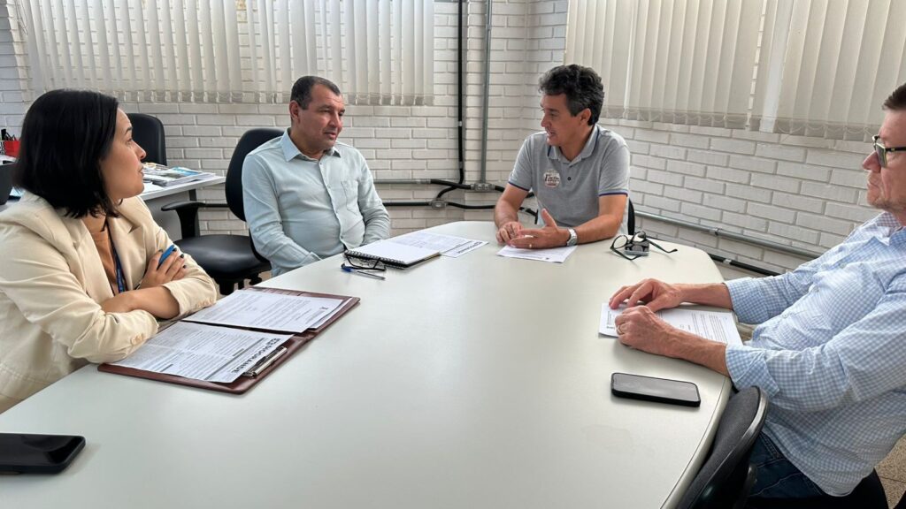 Vereador esteve reunido com Vanderlei Bispo e assessores. Foto: Pedro Roque