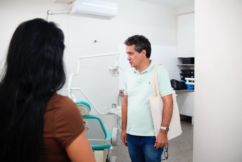 Vereador durante visita ao setor de odontologia. Foto: Pedro Roque