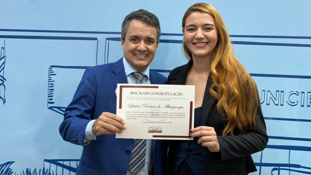 Vereador homenageou Letícia Albuquerque. Foto: Pedro Roque