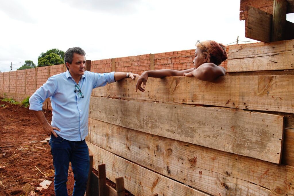 Vereador conversa com moradora durante visita à comunidade do Teruel. Foto: Pedro Roque