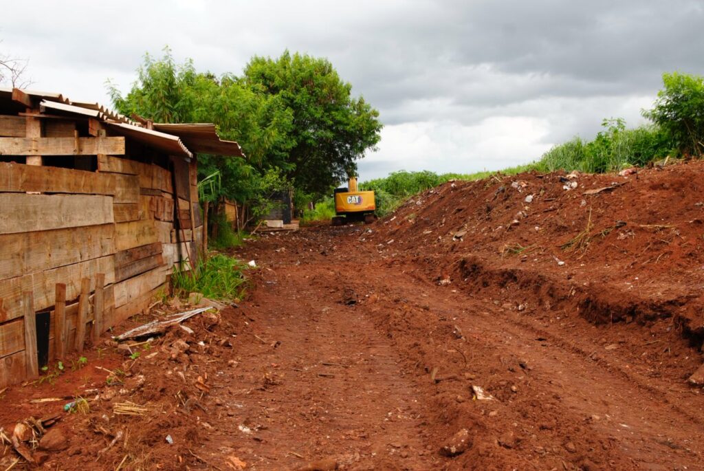 Maquinário da Sisep realiza limpeza na comunidade Esperança, no Teruel. Foto: Pedro Roque