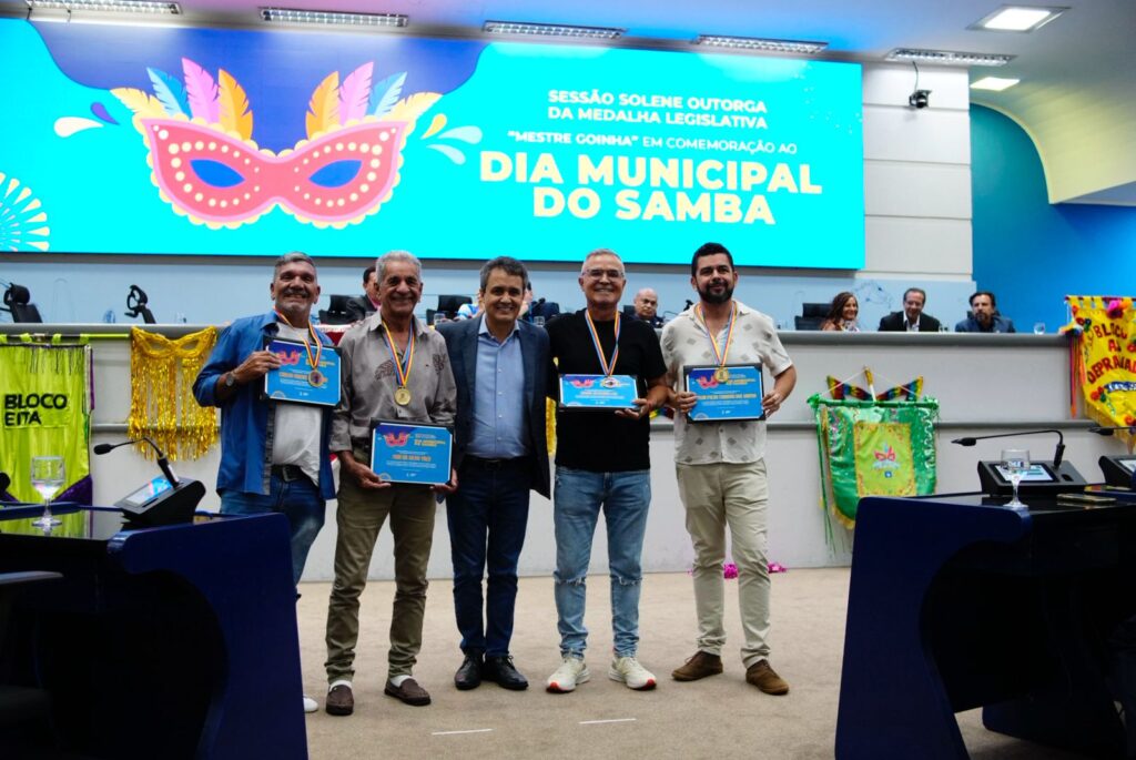 Vereador entregou medalha a figuras que contribuem para a valorização do Carnaval de Campo Grande. Foto: Pedro Roque