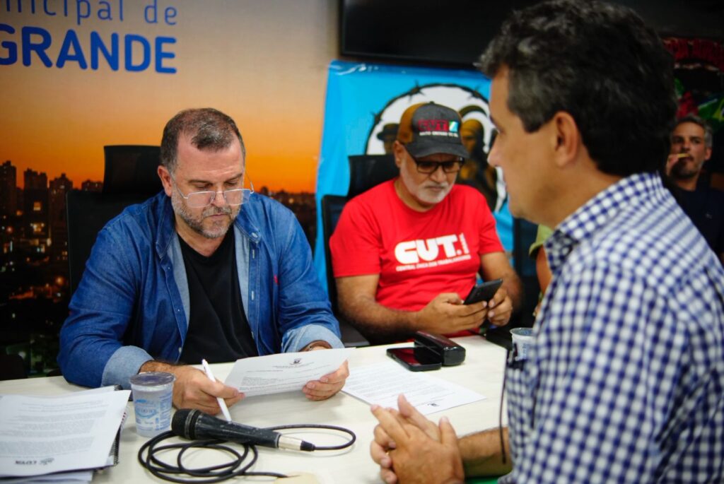 Vereador entregou ofício ao presidente do Incra. Foto: Pedro Roque