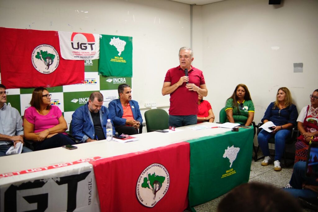 Deputado Vander discursa durante reunião com trabalhadores rurais. Foto: Pedro Roque