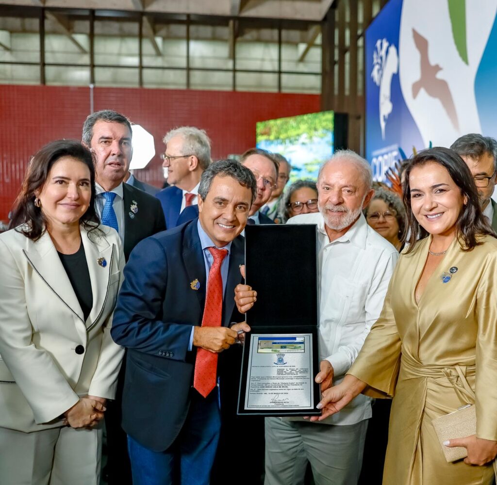 Vereador entregou homenagem e bilhete ao presidente Lula. Foto: Assessoria