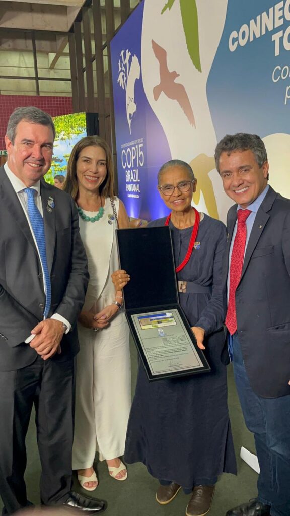 Entrega da homengem à ministra, ao lado do governador Eduardo Riedel e da primeira dama do MS. Foto: Assessoria