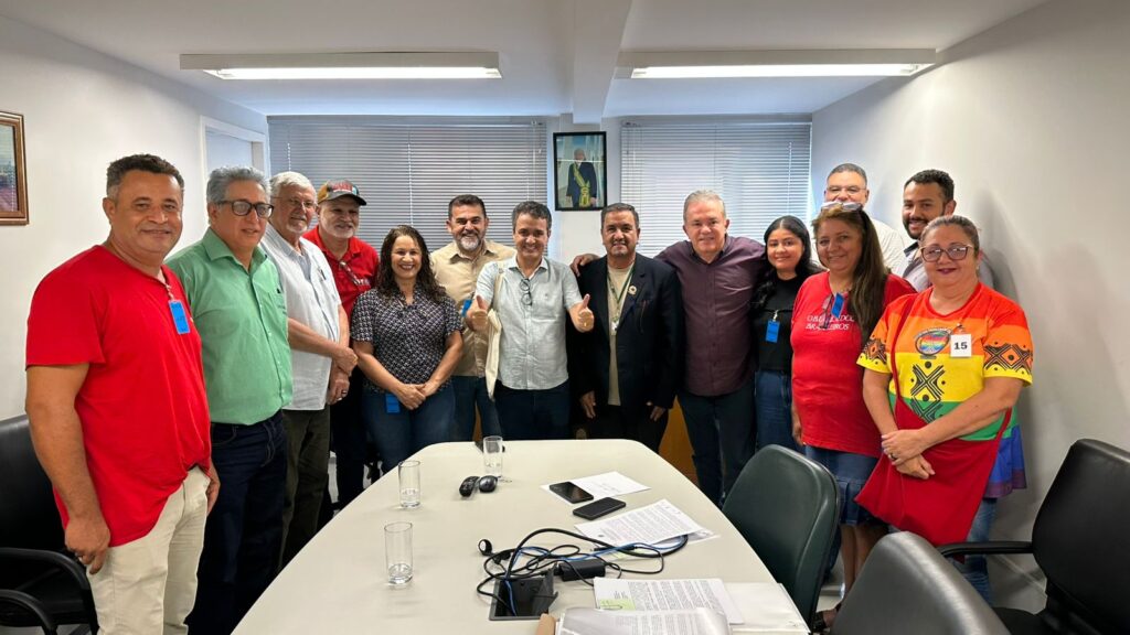 Assinaturas ocorreram na manhã desta segunda-feira. Foto: Pedro Roque