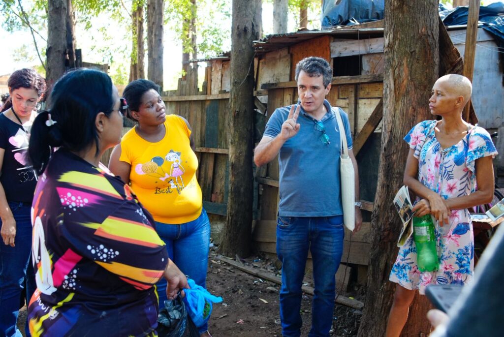 Vereador conversa com moradoras durante mutirão. Foto: Pedro Roque