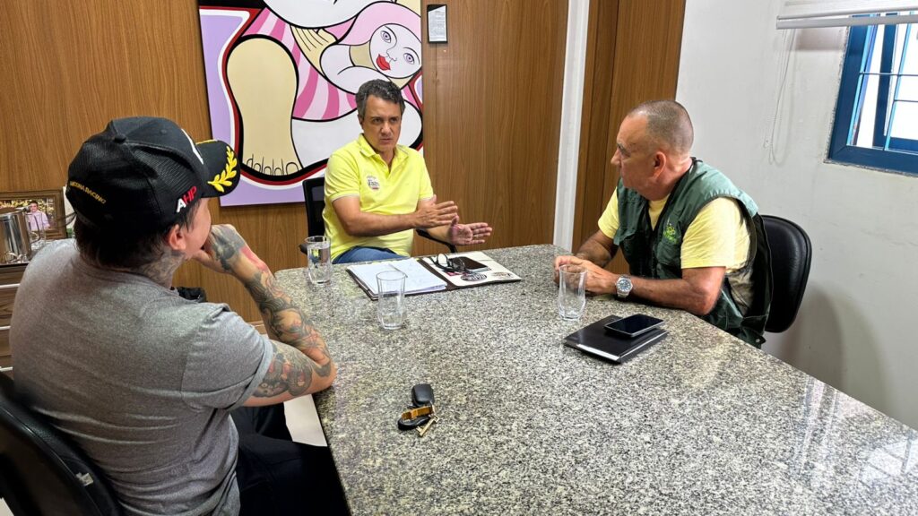 Vereador durante reunião na tarde desta segunda-feira. Foto: Pedro Roque