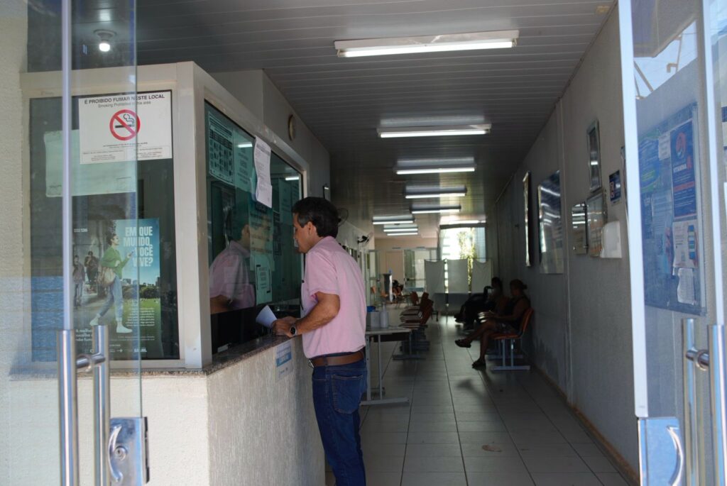 Vereador tem conversado com servidores e usuários do SUS sobre riscos da terceirização. Foto: Pedro Roque