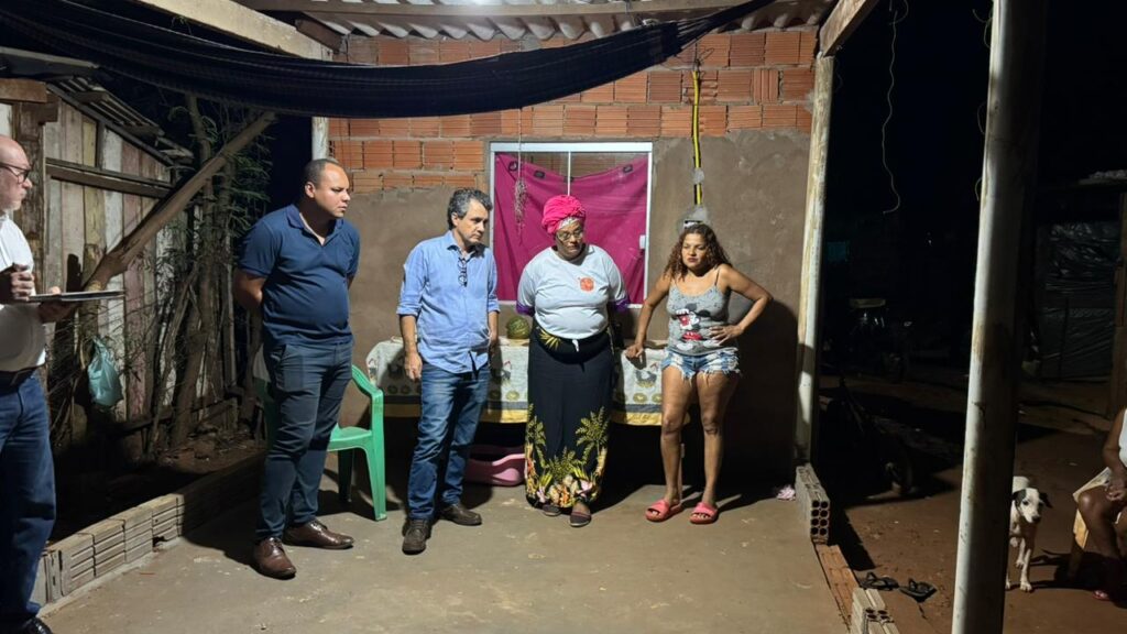 Vereador durante visista à comunidade Lolita, no Indubrasil. Foto: Pedro Roque