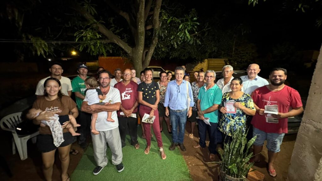 Vereador durante reunião com moradores. Foto: Pedro Roque