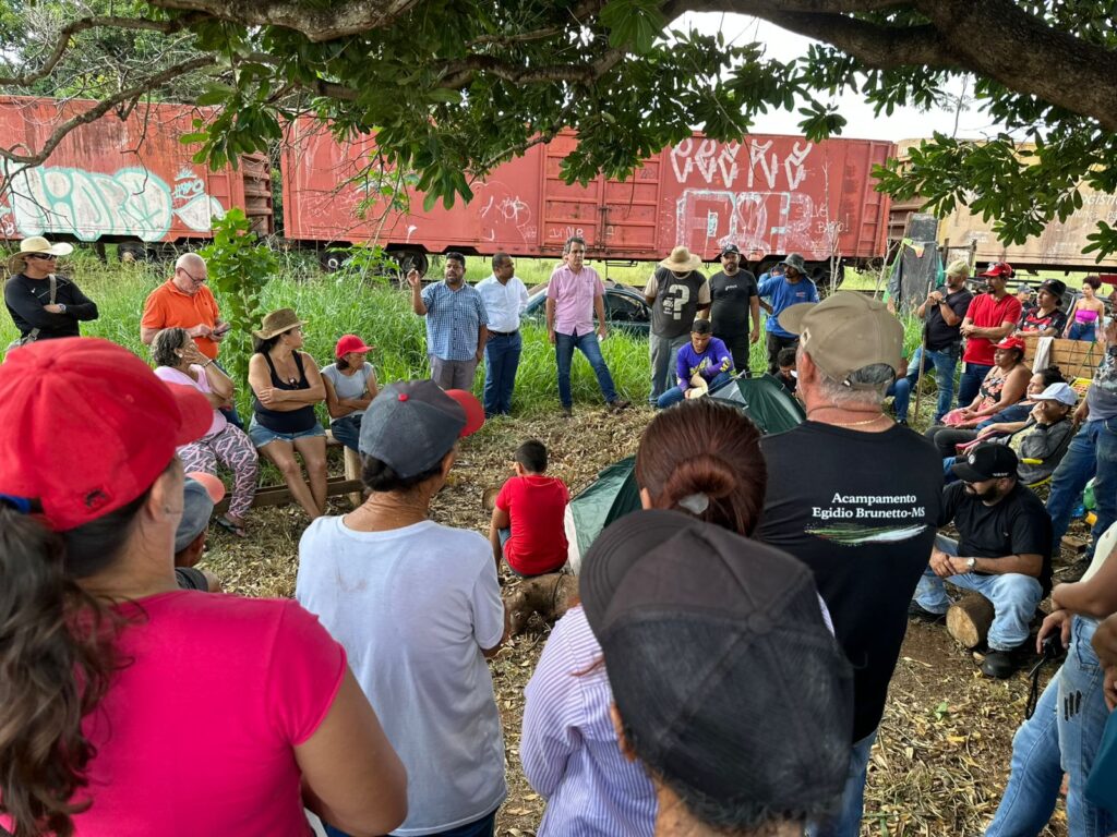 Vereador reunido com integrantes do MST na segunda-feira. Foto: Pedro Roque