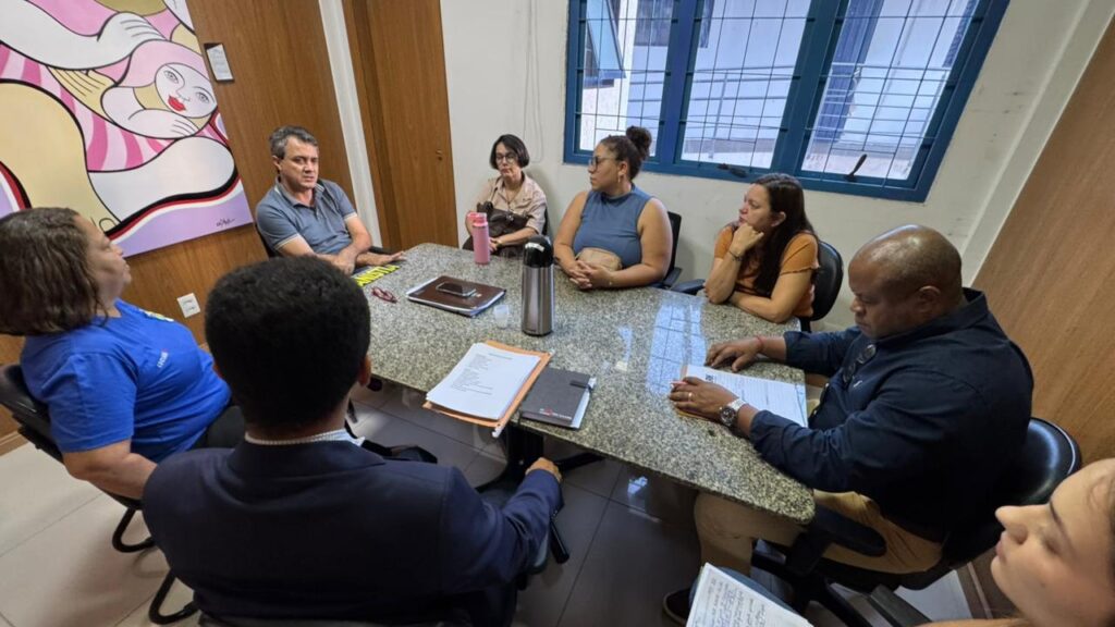 Vereador recebe professores em seu gabinete. Foto: Pedro Roque