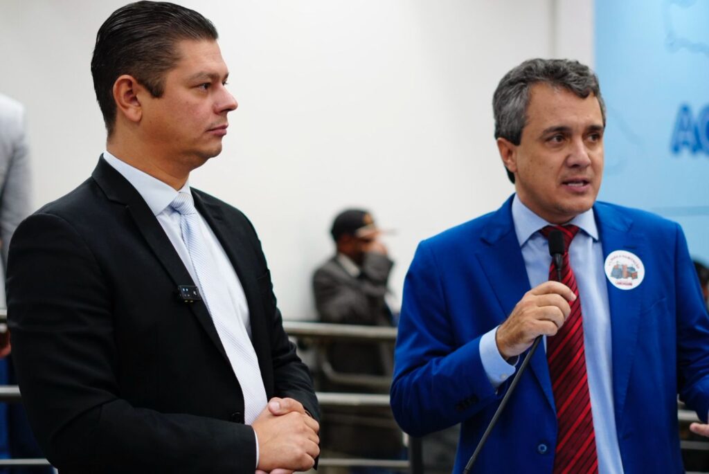 Vereador Landmark ao lado do vereador Otávio Trad, durante sessão na Câmara Municipal. Foto: Pedro Roque