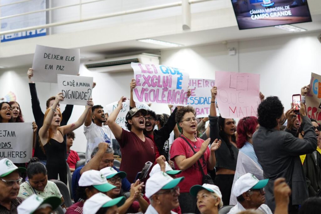 Comunidade LGBTQIA+ se manifestou contra lei na câmara. Foto: Pedro Roque