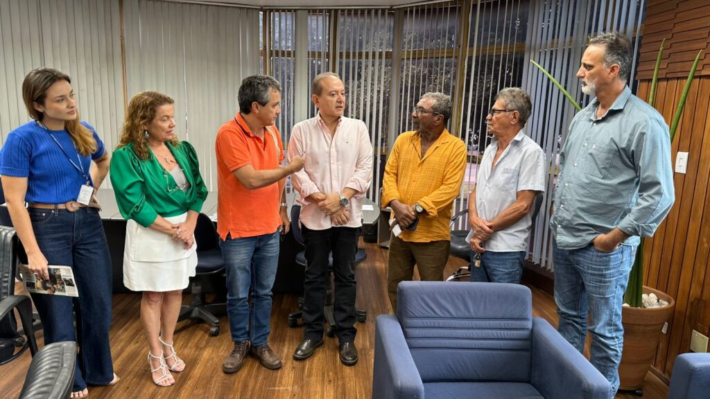 Vereador reunido com moradores dos assentamentos e com Paulo, secretário da Sisep. Foto: Pedro Roque
