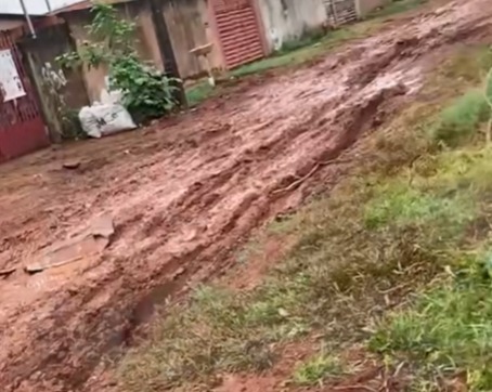 Via fica intransitável em períodos chuvosos. Foto: Reprodução/CG News