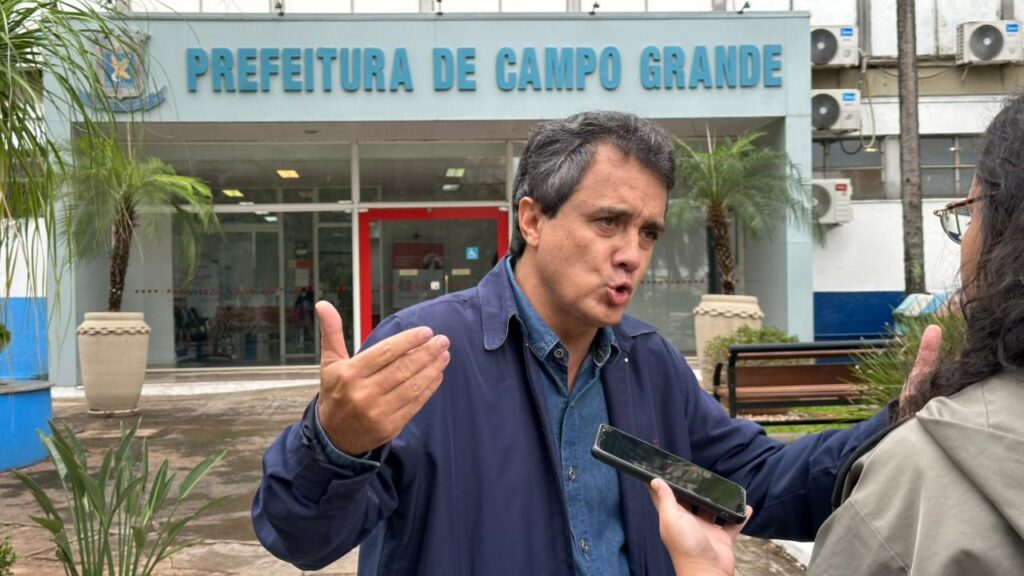 Vereador falou com a imprensa após a reunião com a prefeita. Foto: Pedro Roque