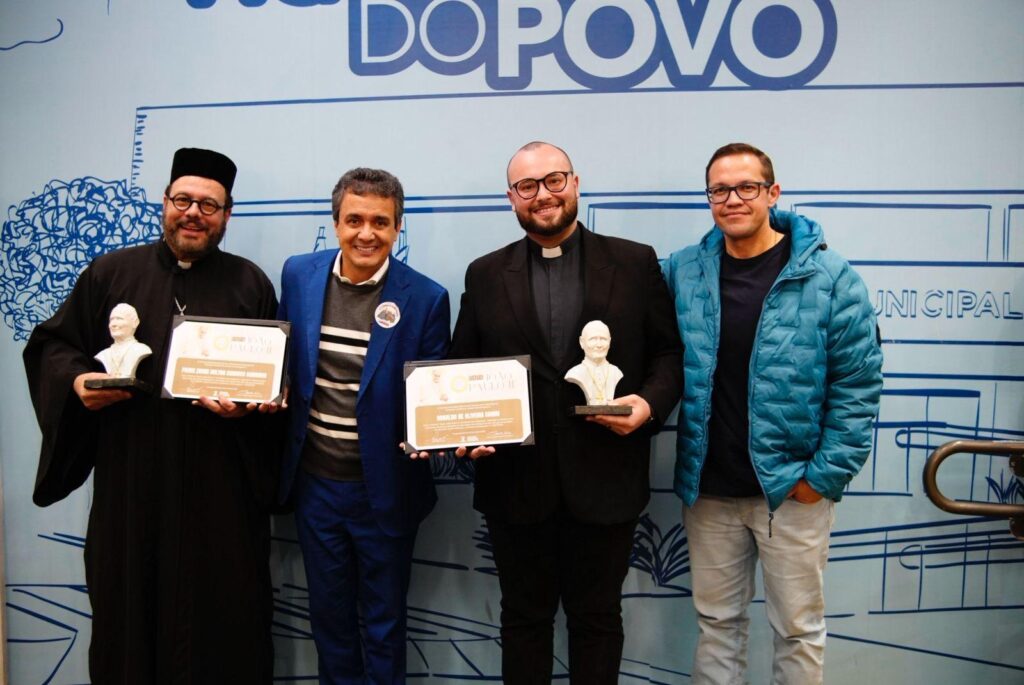Landmark com os padres Zokhe, Ronaldo e Padre Gustavo. Foto: Pedro Roque