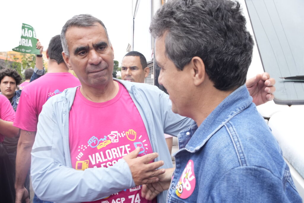 Gilvano, presidente da ACP, fala com o vereador Landmark durante a manifestação. Foto: Pedro Roque