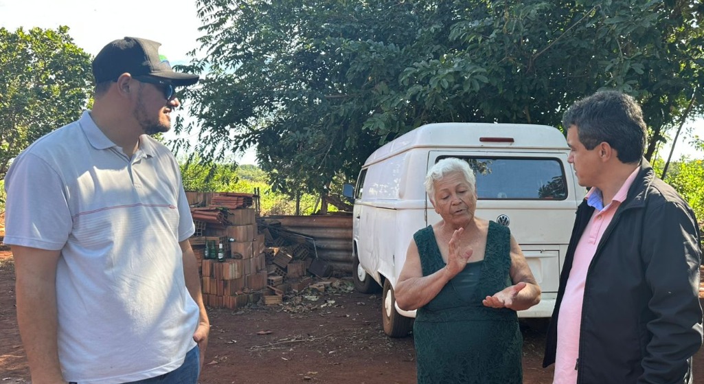 Vereador ao lado de Dona Nadir e Jorge Tucura. Foto: Pedro Roque