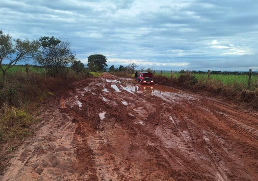 Imagem enviada por moradores mostra atoleiro no assentamento Três Corações. Foto: Divulgação