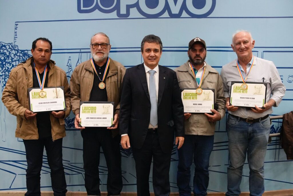 Vereador posa para fotos ao lado dos homenageados. Foto: Pedro Roque