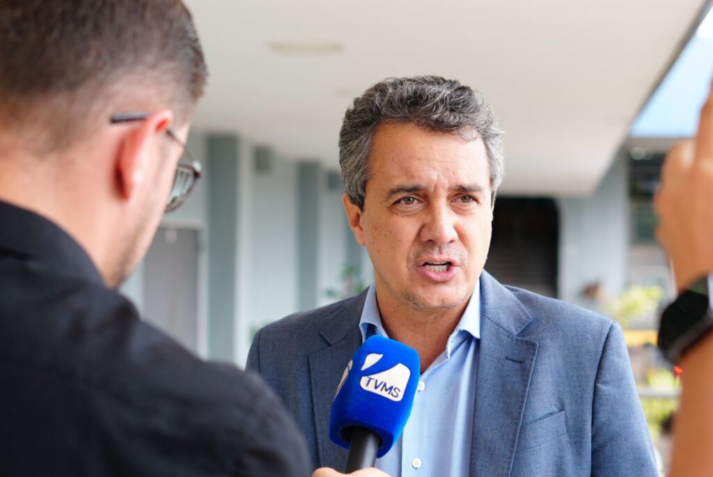 Vereador dá entrevista durante sessão na Câmara Municipal. Foto: Pedro Roque