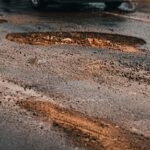 Buracos colocam motoristas em risco e Landmark cobra operação tapa-buraco no Aero Rancho